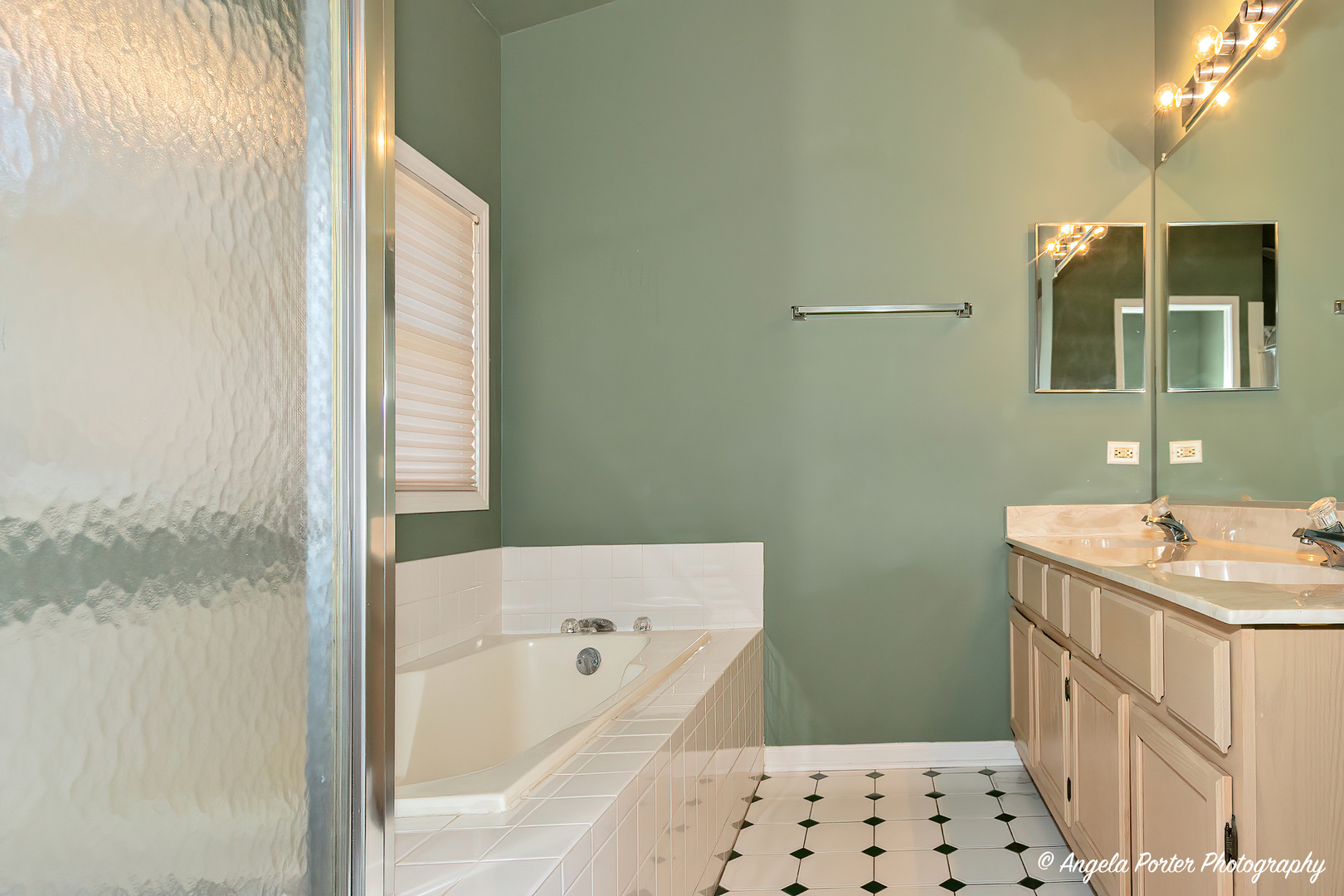 1305 Westport Ridge Crystal Lake, IL 60014 - Photo 20 of 31 a bathroom with a sink a toilet and shower