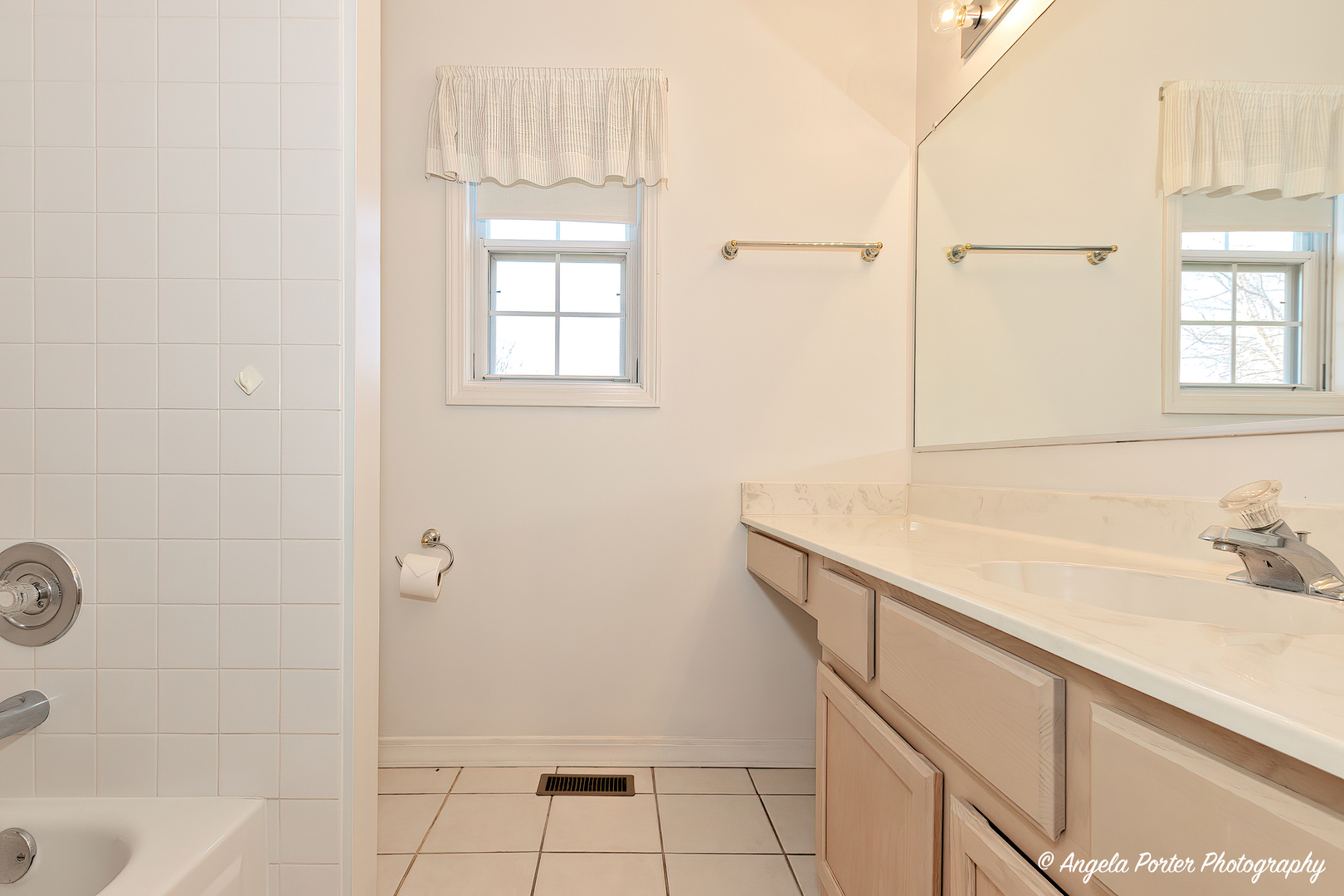 1305 Westport Ridge Crystal Lake, IL 60014 - Photo 22 of 31 a bathroom with a sink a toilet and a bathtub