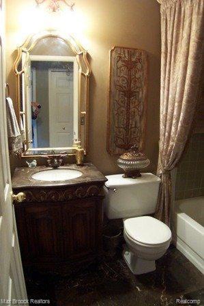 1931 Allenway Court, Unit 103 Rochester, MI 48309 - Photo 5 of 11 5 Allenway Powder Rm