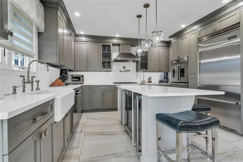 $1,988,000 | 1463 Burton Street | Whitestone
