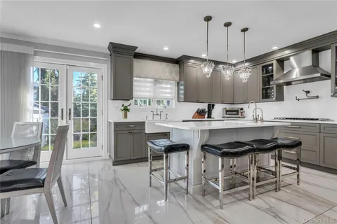$1,988,000 | 1463 Burton Street | Whitestone