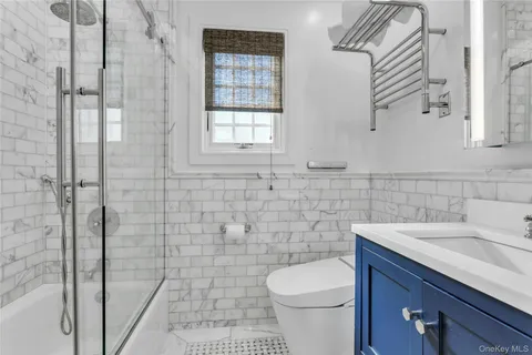 $1,988,000 | 1463 Burton Street | Whitestone