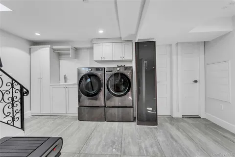 $1,988,000 | 1463 Burton Street | Whitestone