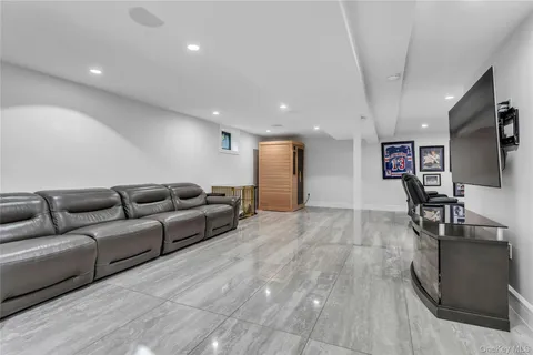 $1,988,000 | 1463 Burton Street | Whitestone