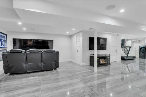 $1,988,000 | 1463 Burton Street | Whitestone