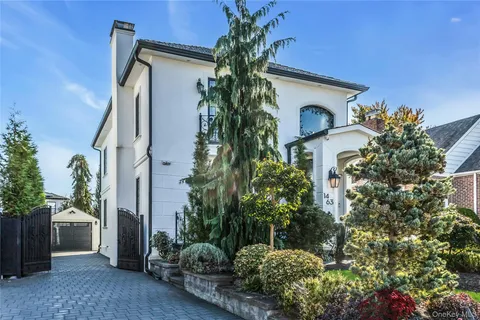 $1,988,000 | 1463 Burton Street | Whitestone