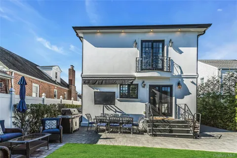 $1,988,000 | 1463 Burton Street | Whitestone