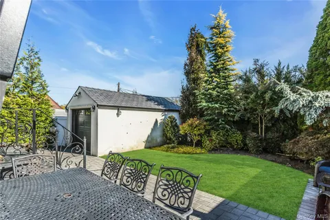 $1,988,000 | 1463 Burton Street | Whitestone