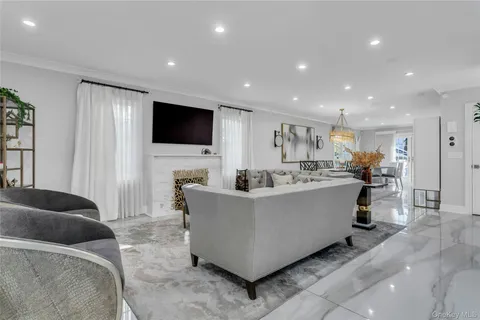 $1,988,000 | 1463 Burton Street | Whitestone