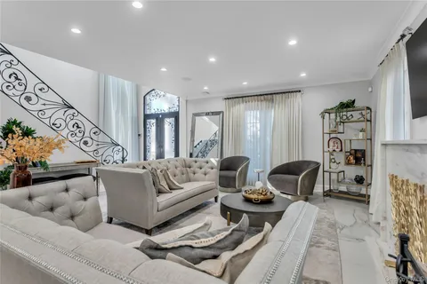 $1,988,000 | 1463 Burton Street | Whitestone