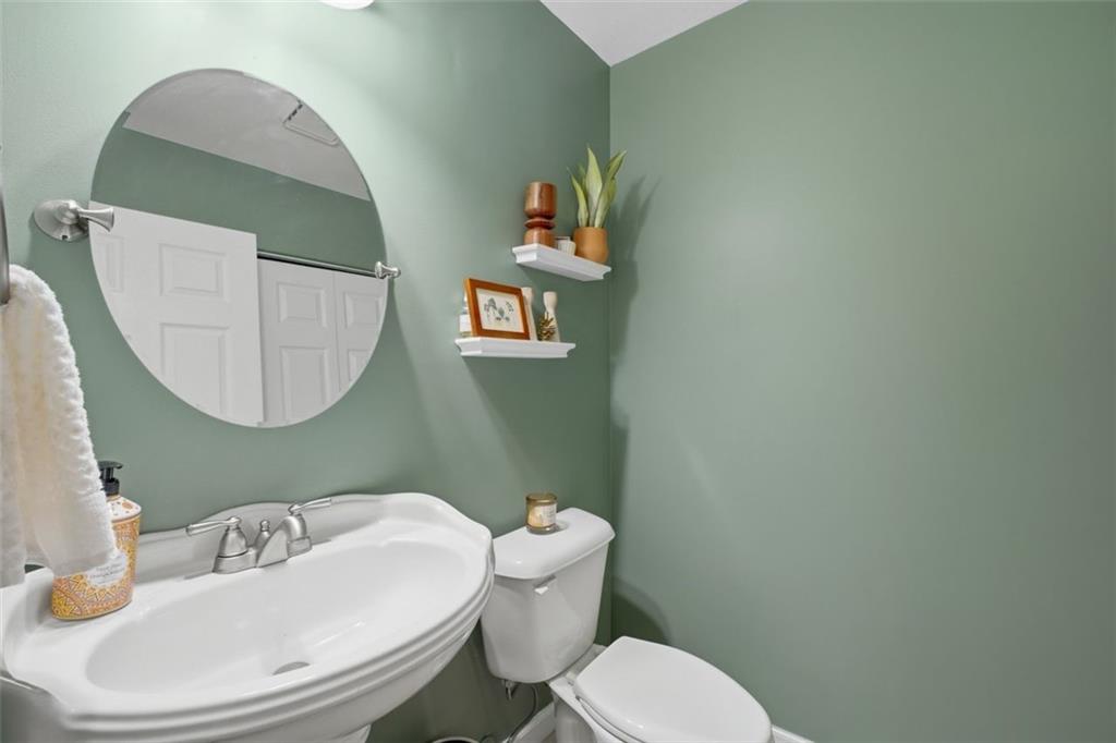 1468 Briarwood Road Northeast, Unit 901 Atlanta, GA 30319 - Photo 15 of 27 a bathroom with a toilet a sink and mirror