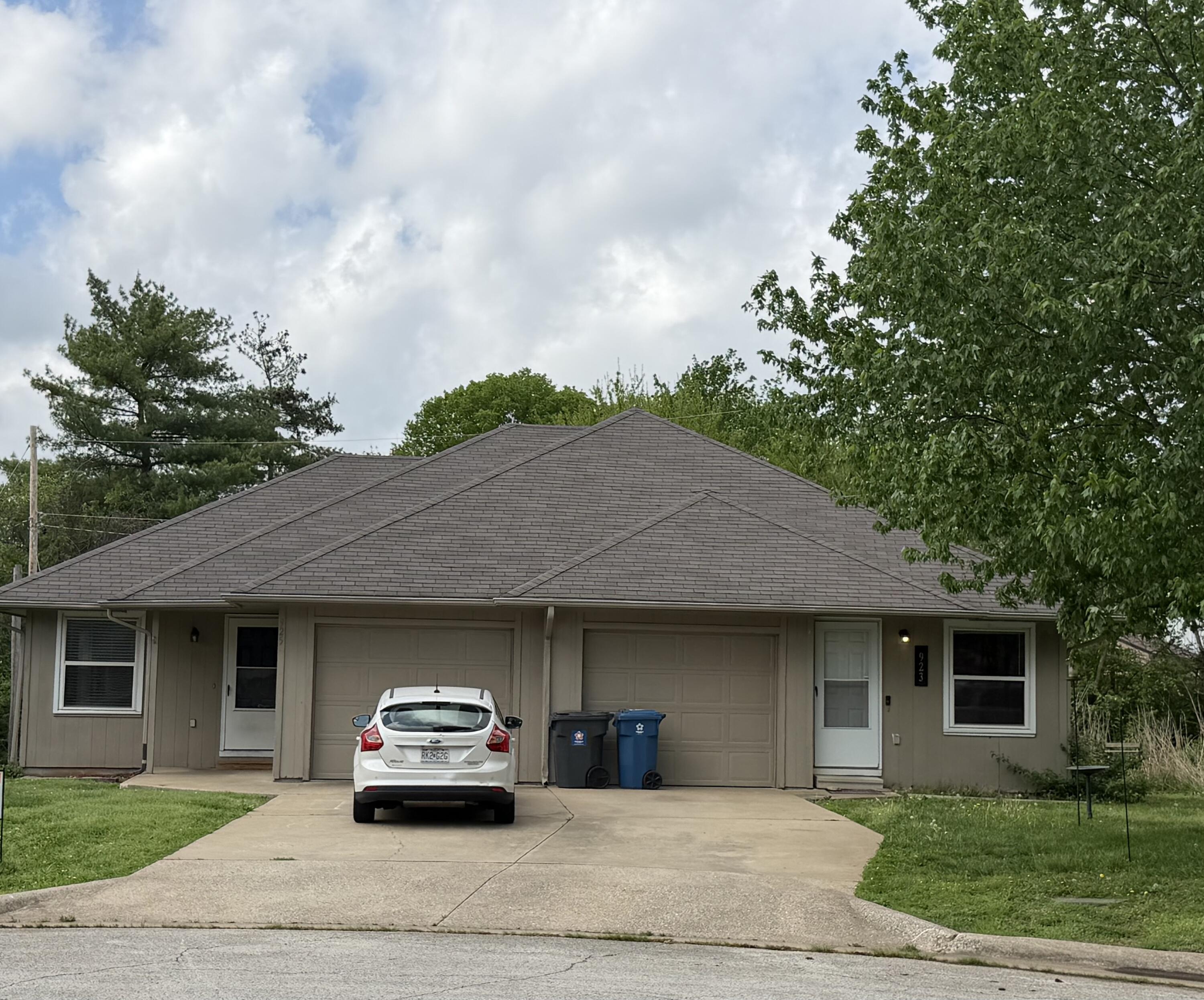 923-925 West Raynell Street Springfield, MO 65807 - Photo 1 of 1 IMG_8219