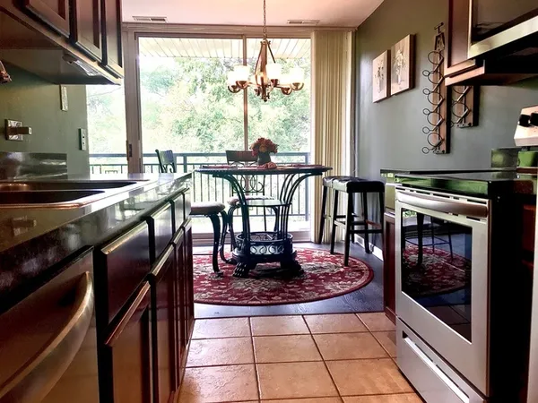 $1,700 | 6020 Oakwood Drive, Unit 3J, Lisle, IL 60532