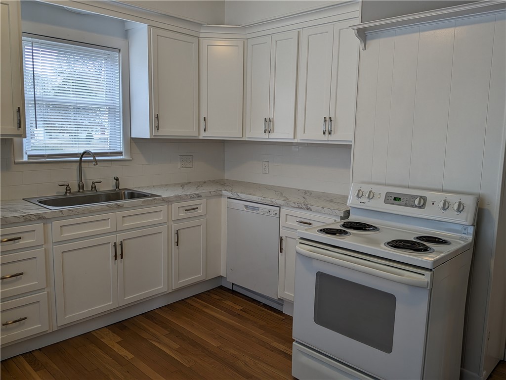 127 Friendly Road Cranston, RI 02910 - Photo 3 of 13