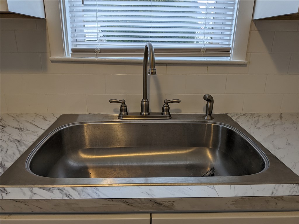 127 Friendly Road Cranston, RI 02910 - Photo 4 of 13