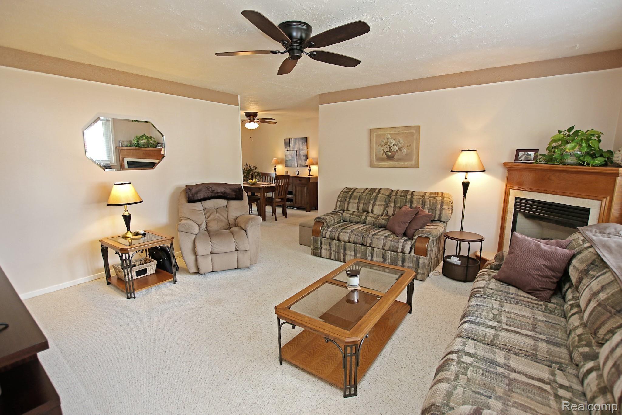 5825 Crescent Road Waterford, MI 48327 - Photo 5 of 44 5) Living Room.jpg