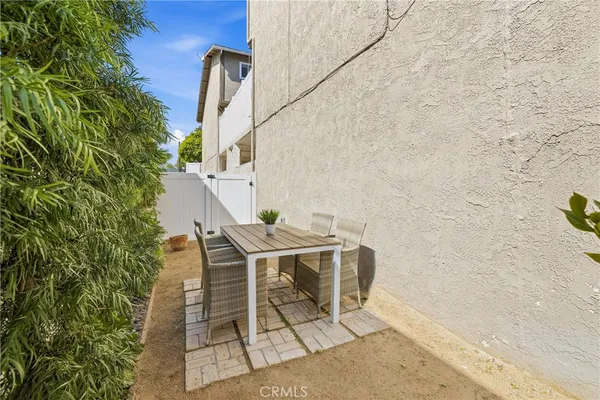 $1,315,000 | 1140 Manhattan Beach, Unit D, Manhattan Beach, CA 90266