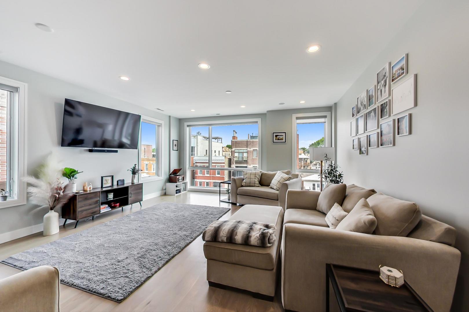 2429 West Augusta Boulevard, Unit 3 Chicago, IL 60622 - Photo 2 of 24