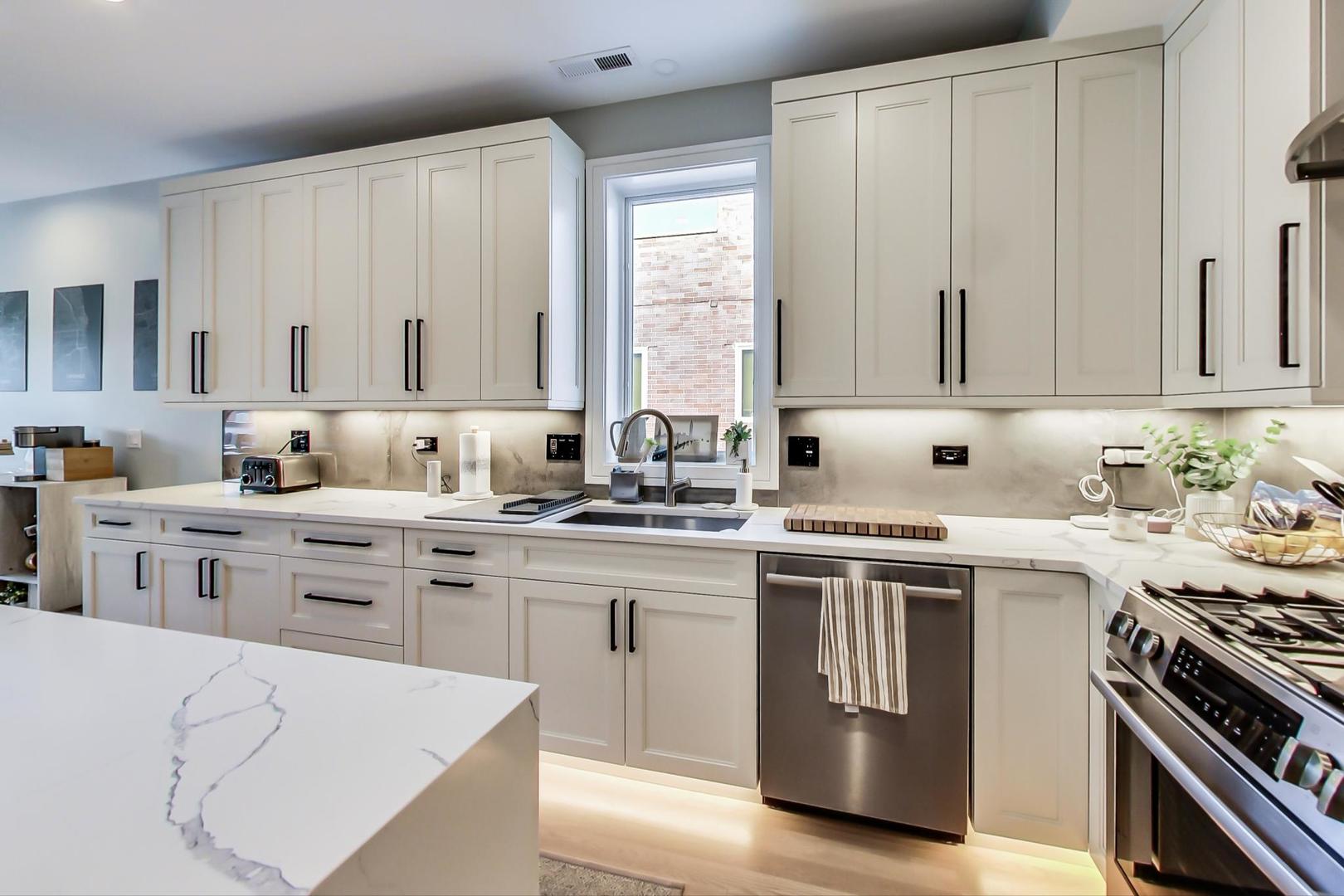 2429 West Augusta Boulevard, Unit 3 Chicago, IL 60622 - Photo 10 of 24