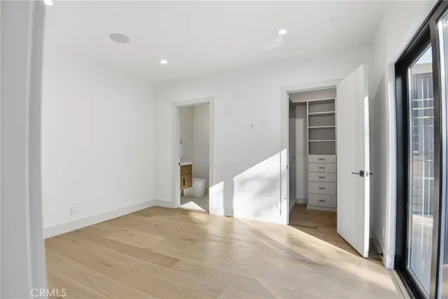 a view of a big room with closet and windows