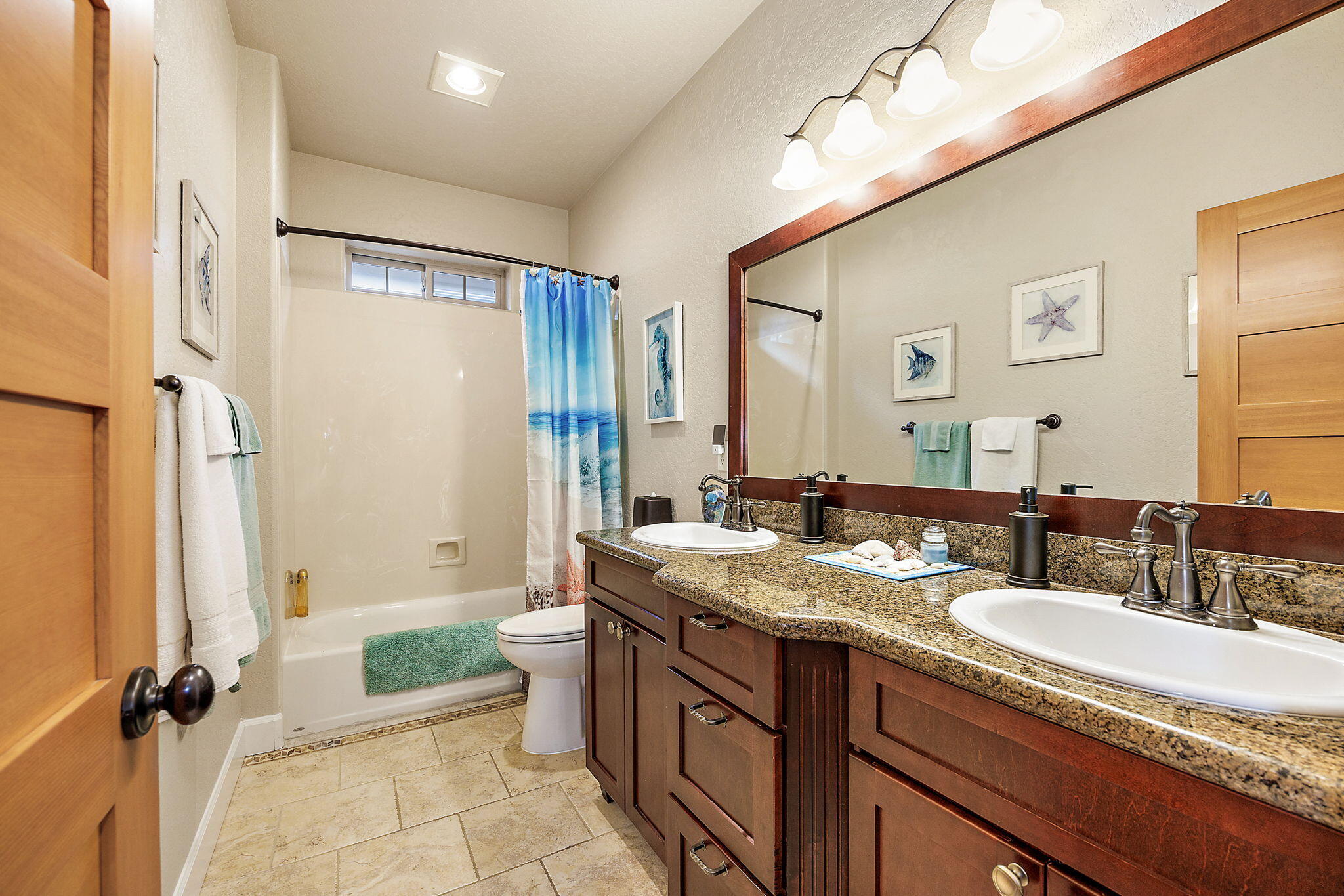 958 Pumpkin Ridge Eagle Point, OR 97524 - Photo 20 of 33 Main Bath w/ Double Sinks