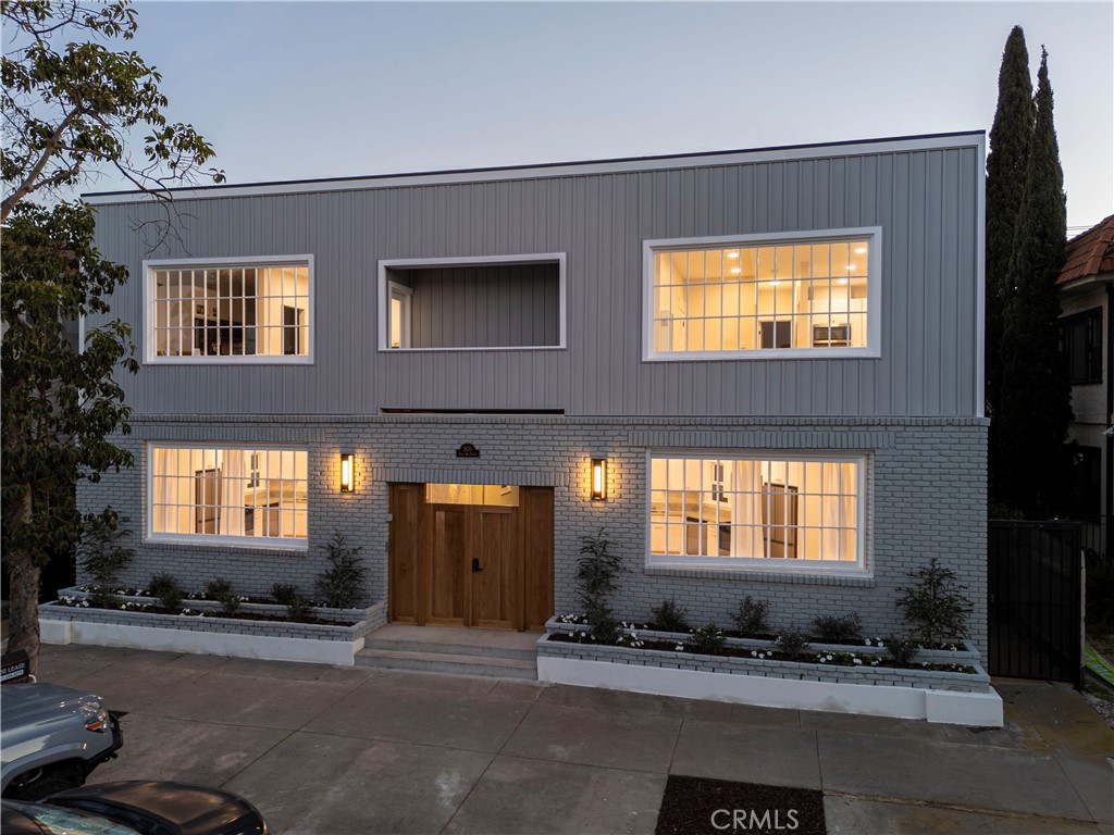 1820 2nd Street Long Beach, CA 90802 - Photo 2 of 16 a front view of a house