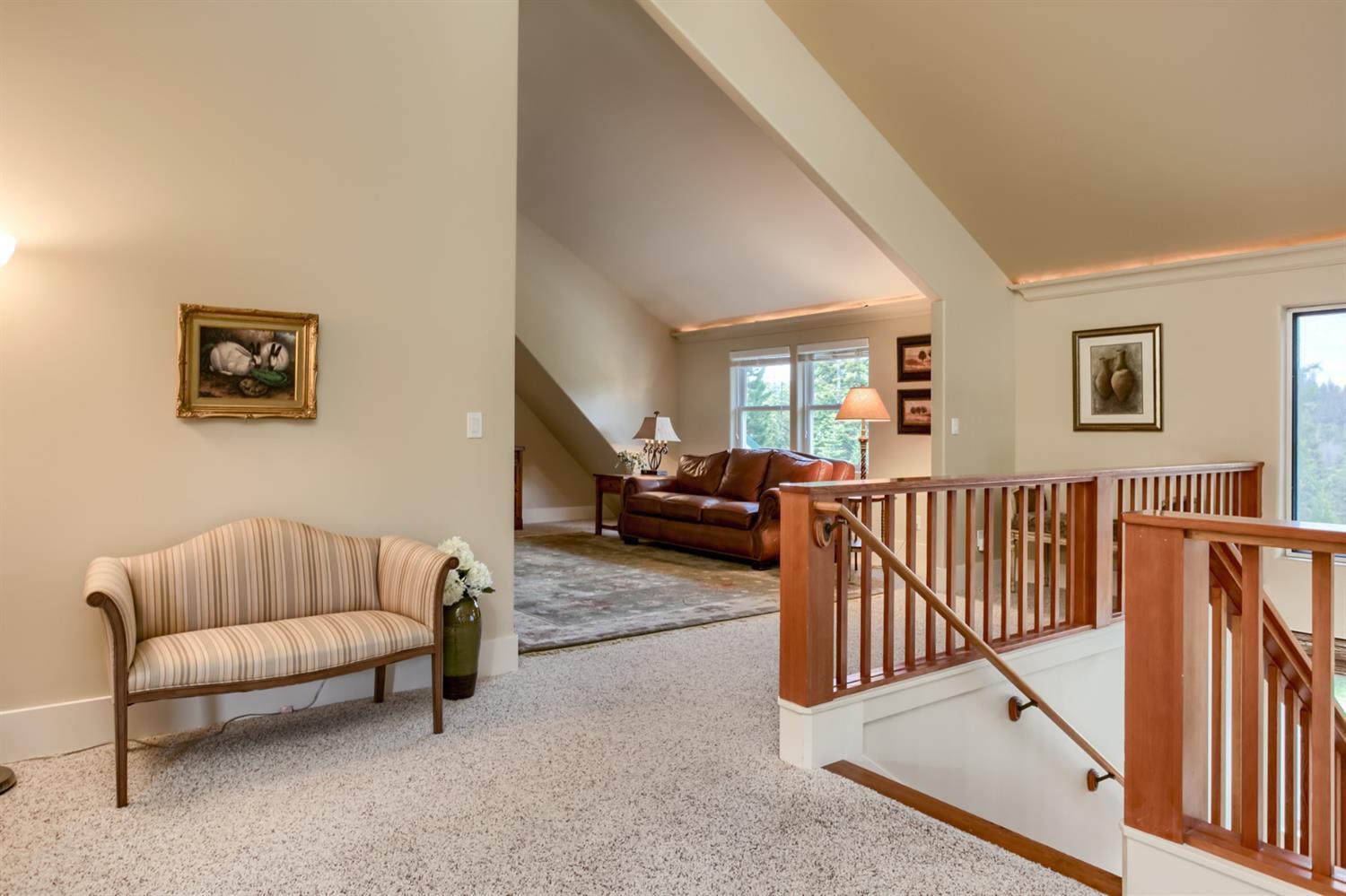 7672 Hyatt Prairie Road Ashland, OR 97520 - Photo 21 of 35 Loft area looking toward the upstairs fa