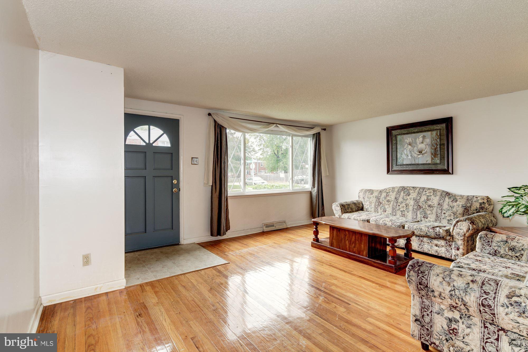 5495 Bucknell Road Baltimore, MD 21206 - Photo 4 of 21 Living Room