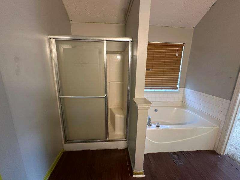 485 Brunswick Circle Stockbridge, GA 30281 - Photo 14 of 31 a bathroom with a bathtub