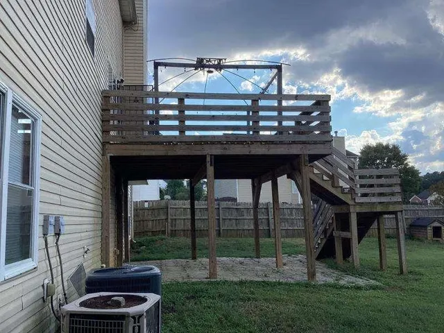 a view of a house with backyard