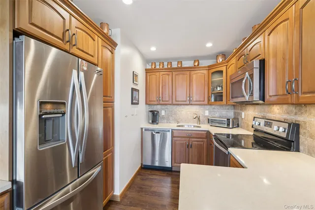 $338,300 | 166-40 Powells Cove Boulevard, Unit 9B | Beechhurst