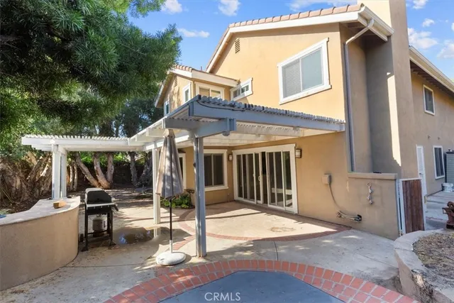 a view of a house with backyard and porch