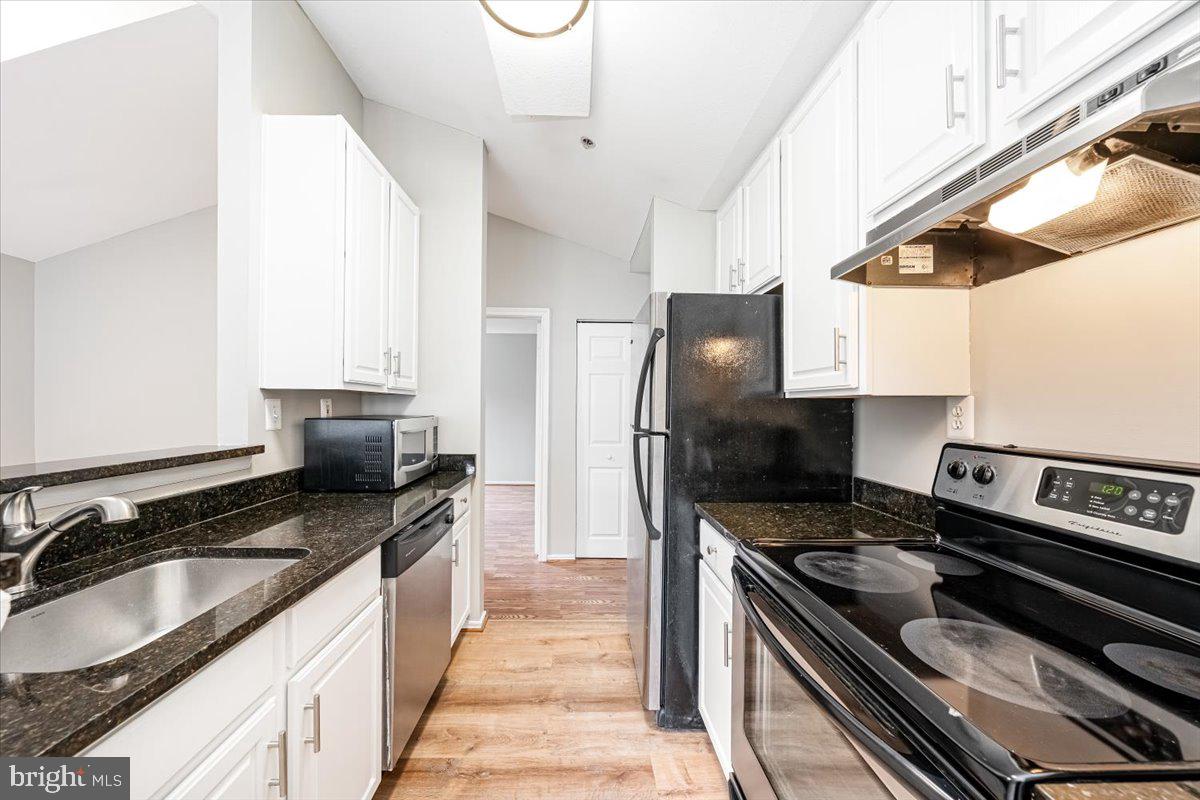9901 Boysenberry Way, Unit 24018 Gaithersburg, MD 20879 - Photo 10 of 26 a kitchen with a sink stove and refrigerator