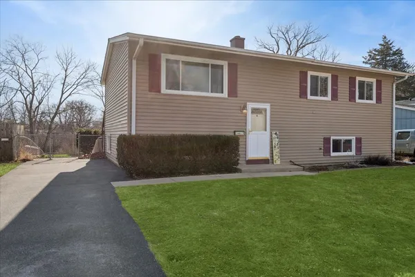 $324,000 | 36615 Streamwood Drive, Gurnee, IL 60031