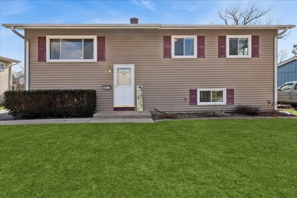 $324,000 | 36615 Streamwood Drive, Gurnee, IL 60031