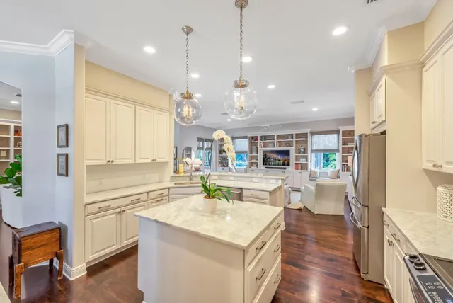 a large kitchen with kitchen island a large island in it