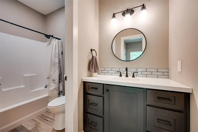 a view of a livingroom with furniture a ceiling fan and window