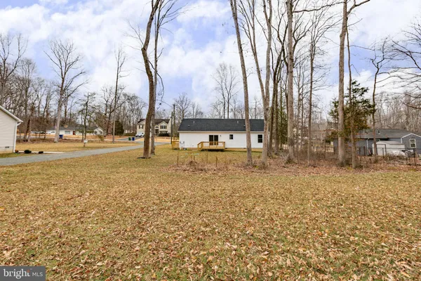 a view of a yard with a house