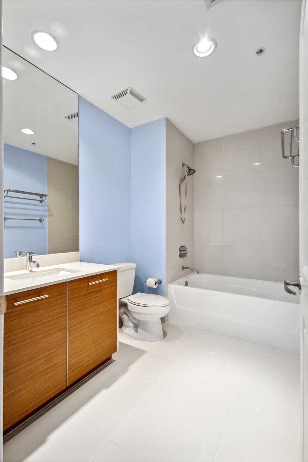 480 Hibiscus Street, Unit 1021 West Palm Beach, FL 33401 - Photo 16 of 41 Guest Bath