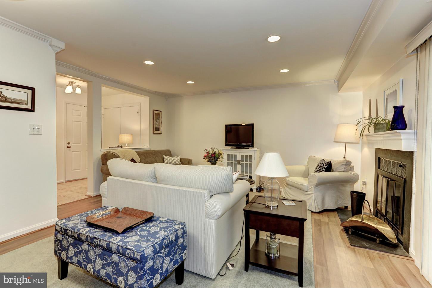 4534 28th Road South, Unit D Arlington, VA 22206 - Photo 12 of 21 Living Room