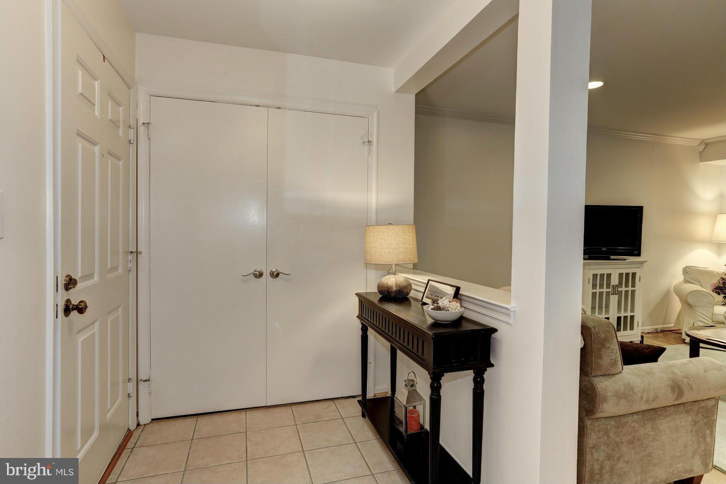4534 28th Road South, Unit D Arlington, VA 22206 - Photo 3 of 21 Foyer