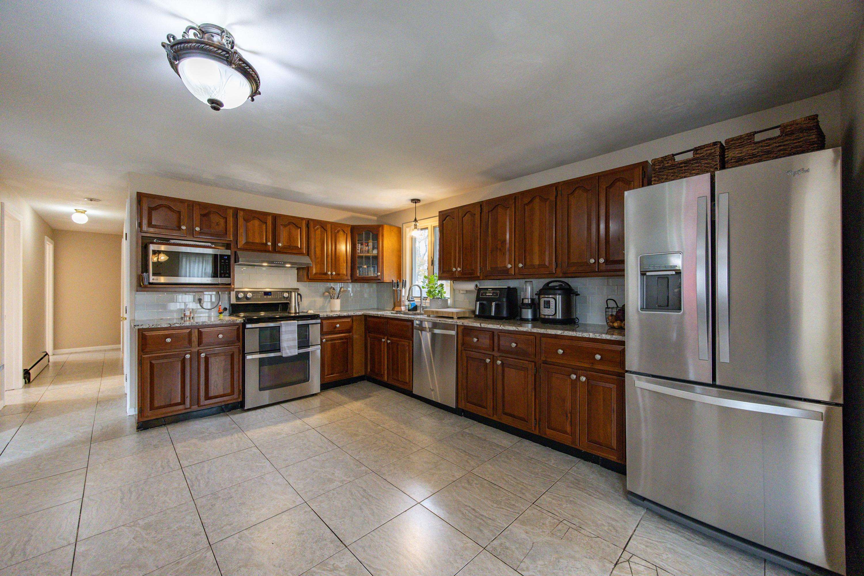 11 Maclarnon Road Salem, NH 03079 - Photo 3 of 36 Gallery Image 3