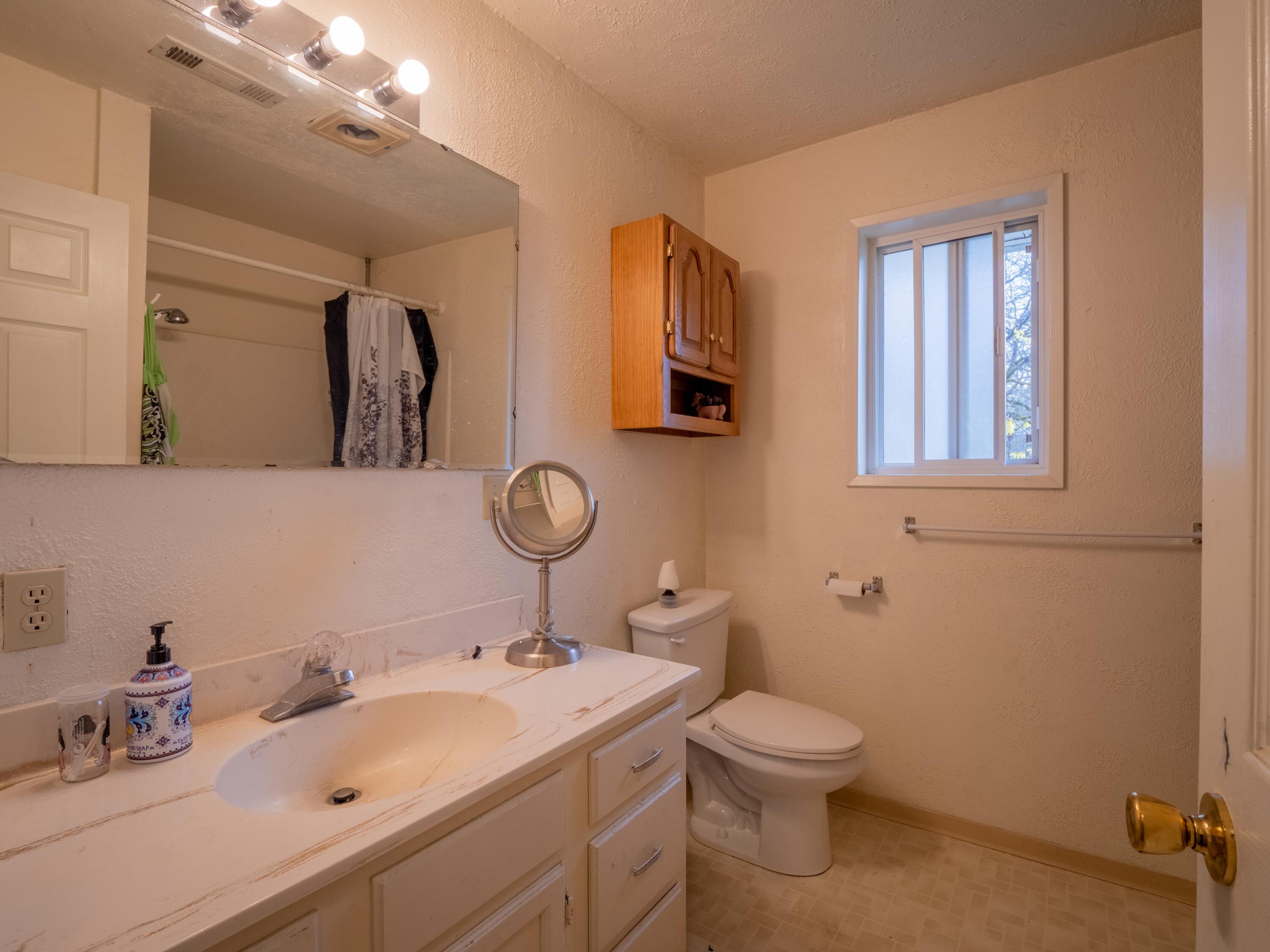 196 Rene Drive Shady Cove, OR 97539 - Photo 20 of 37 Main Bath 1
