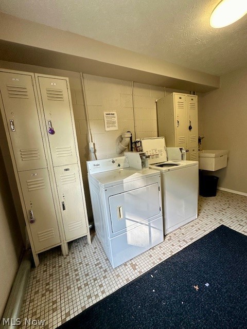 4376 Darrow Road, Unit 7 Stow, OH 44224 - Photo 21 of 23 Clothes washing area featuring a textured ceiling, sink, and independent washer and dryer