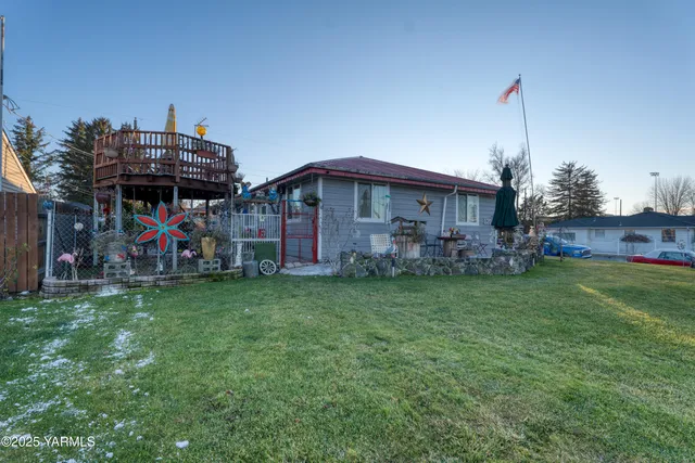 a view of a house with a yard