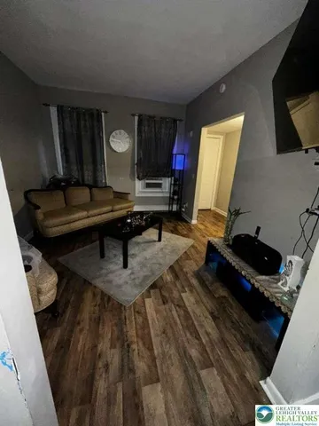 $2,100 | 626 Oak Street, Allentown, PA 18102