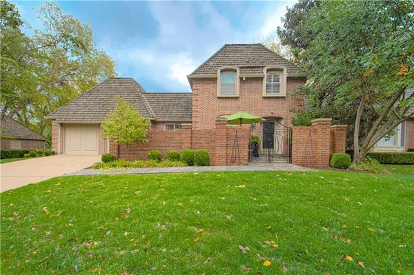 $1,175,000 | 7 Le Mans Court, Prairie Village, KS 66208