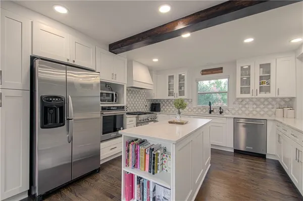 $1,175,000 | 7 Le Mans Court, Prairie Village, KS 66208