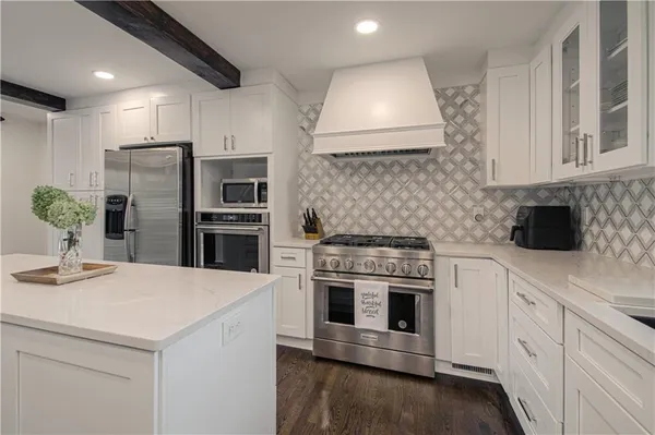 $1,175,000 | 7 Le Mans Court, Prairie Village, KS 66208