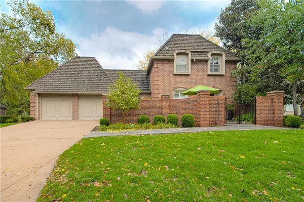 $1,175,000 | 7 Le Mans Court, Prairie Village, KS 66208